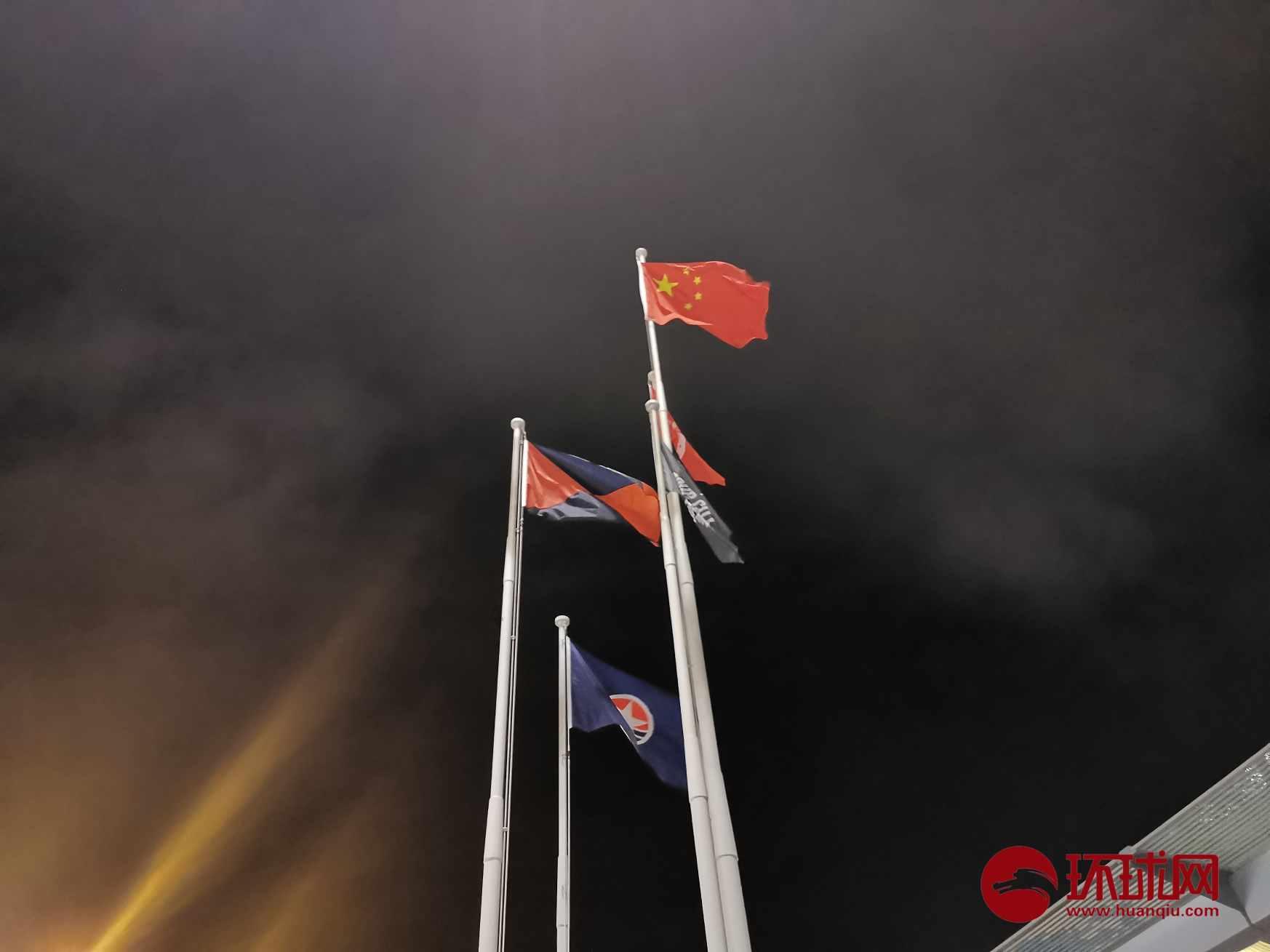 “家庭贫困学子放心报考郑州大学,你的第一年学费我来出!”1月21日,张雪峰宣布将向郑州大学捐款300万元资助贫困新生。